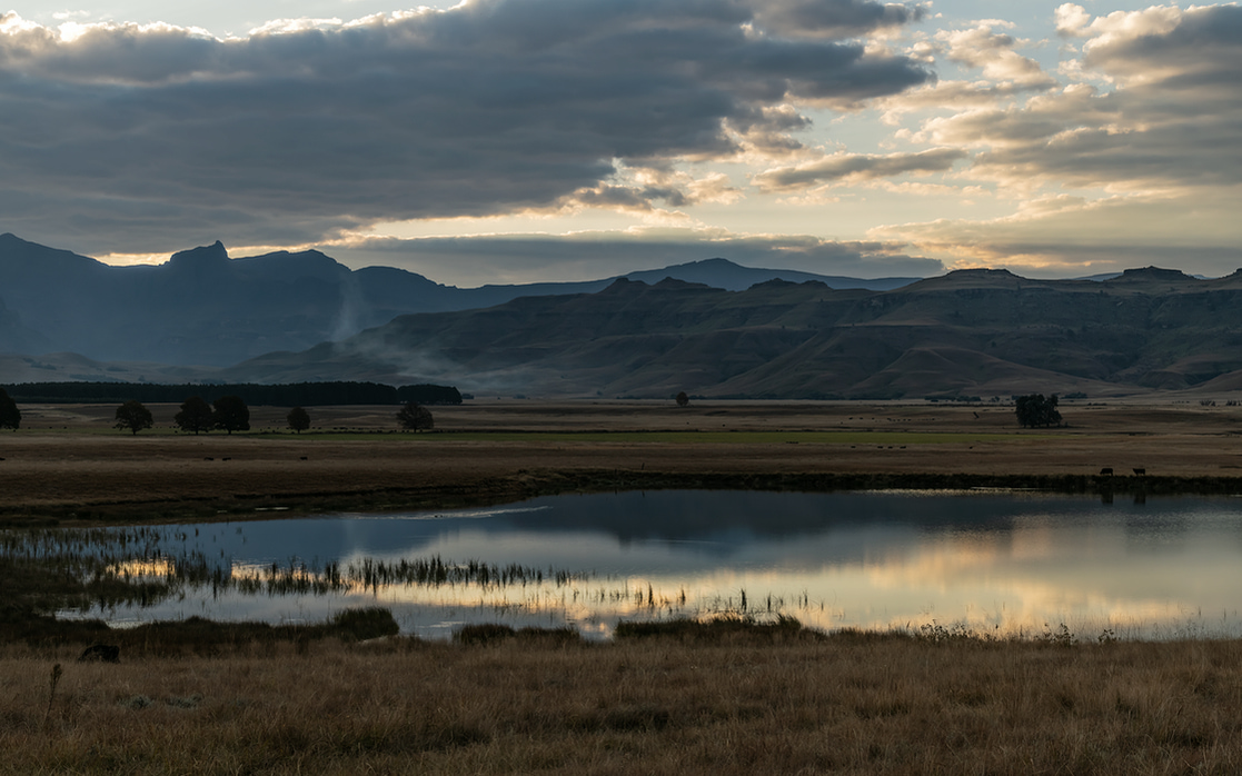Primeiro amanhecer de pesca, neblina no lago e silêncio total