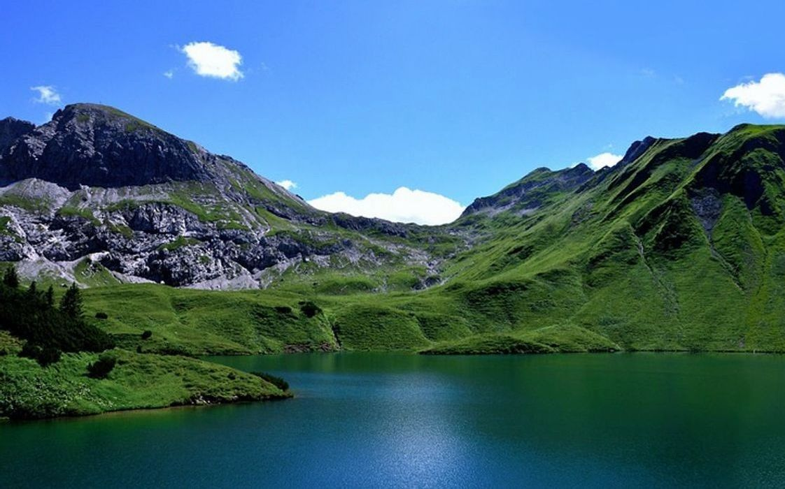 Uma traíra grande com escamas brilhando sob o sol das montanhas